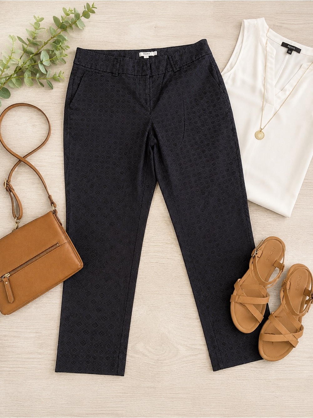 Ricki’s Slant Pocket Slim Low Rise Capri Pants – Size 12 – Black Textured Print